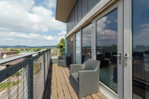 Modern 2 bedroom penthouse with free parking